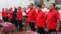 Hadir juga dalam acara itu Sekjen PDIP Hasto Kristiyanto bersama sejumlah Ketua DPP PDIP, yaitu Eriko Sotarduga, Sukur Nababan, Ahmad Basarah, Rokhmin Dahuri, Wiryanti Sukamdani, dan Ribka Tjiptaning dan Wasekjen PDIP Utut Adianto. 
