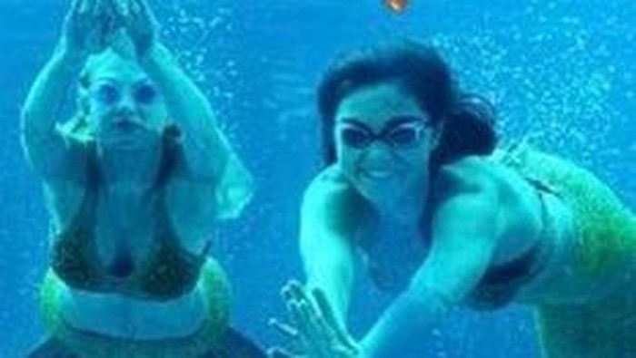 Poster film H2O Netflix menunjukkan putri duyung pakai kacamata renang.