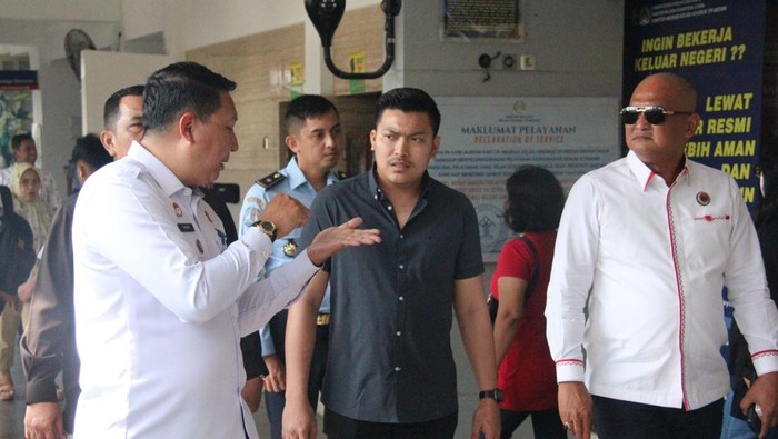 Rombongan Komisi I DPRD Medan saat kunjungan kerja ke Kantor Imigrasi Kelas I TPI Khusus Medan (Foto: Istimewa)