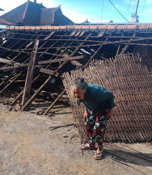 Rumah milik Ni Ketut Sanur (80) yang ada di Dusun Temakung, Desa Ban, Kecamatan Kubu, Kabupaten Karangasem ambruk setelah diterjang angin kencang, Selasa (11/7/2023). (istimewa)