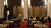 Di sudut jalan, bekas gereja Fransiskan kini menjadi hotel mewah tempat bintang musik Stromae menghabiskan malam pernikahannya di tengah jendela kaca patri khas gereja. (AP Photo/Virginia Mayo)