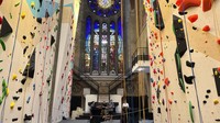 Orang-orang berdiri di belakang tali untuk memanjat dinding di gereja Saint-Antoine yang telah diubah fungsinya di Brussel, Belgia. (AP Photo/Sylvain Plazy)  