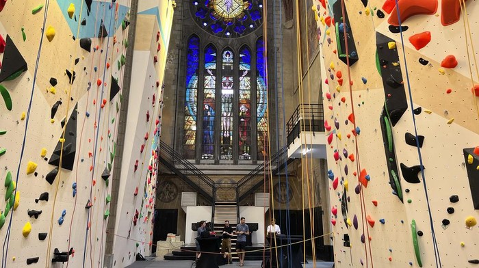 Saat Gereja-gereja di Belgia Berubah Jadi Kafe hingga Kelab Malam People stand in back of ropes for a climbing wall in the repurposed Saint-Antoine church in Brussels, Belgium, Wednesday, June 21, 2023. Across Europe, the continent that nurtured Christianity for most of two millennia, many churches, convents, beguinages and chapels stand empty as faith and church attendance have dwindled over the past half century. Many are now been repurposed to preserve their historical and architectural relevance, while others have opened up to non-religious activities to expand their use. (AP Photo/Sylvain Plazy)