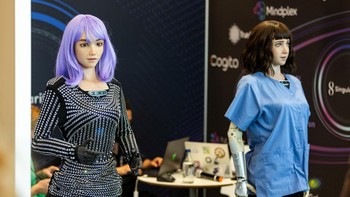 Robot humanoid Desmona ditampilkan dalam AI for Good Global Summit, di Jenewa, Swiss, 6 Juli 2023. Robot yang dipresentasikan pada forum AI mengatakan pada hari Jumat (7 Juli) mereka diharapkan bertambah jumlahnya dan membantu memecahkan masalah global. Robot manusia itu juga memastikan bahwa kehadirannya tidak akan mengambil pekerjaan manusia dan memberontak melawan.