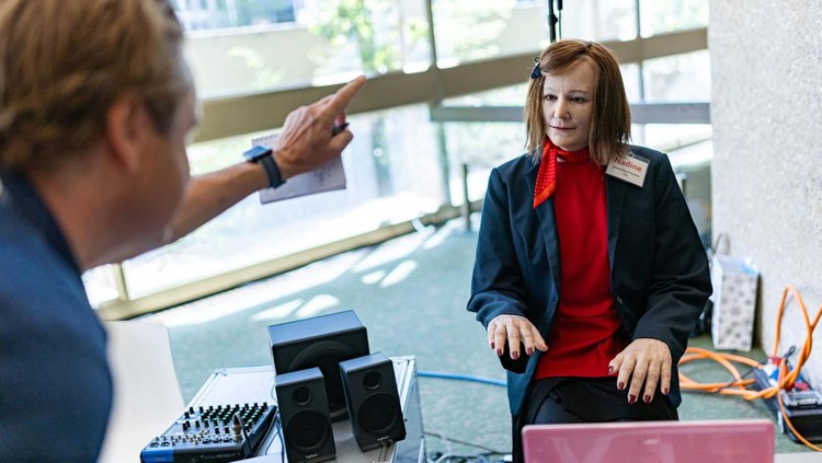 Saat Para Robot Manusia Berkumpul di Forum AI Humanoid robot Nadine is pictured at AI for Good Global Summit, in Geneva, Switzerland, July 6, 2023. REUTERS/Pierre Albouy