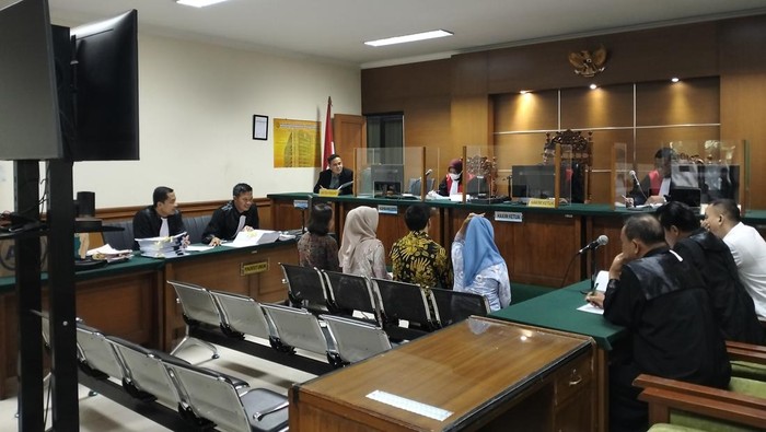 Sidang pembobolan dana nasabah Bank Himbara Kantor Cabang Ahmad Yani dan Cabang Merdeka Rp 8,5 miliar di Tangerang dilanjutkan dengan pemeriksaan saksi (Bahtiar Rifai/detikcom)