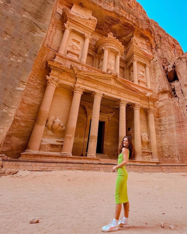 Selain sering naik pesawat hanya untuk magang, Sophia juga sering memamerkan gaya hidup mewahnya di Instagram. Wanita yang mendeskripsikan diri sebagai big travel girl sering bepergian ke tempat-tempat mewah. Foto: Instagram Sophia Celentano