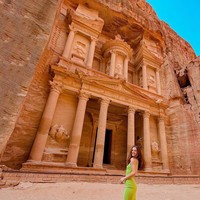 Selain sering naik pesawat hanya untuk magang, Sophia juga sering memamerkan gaya hidup mewahnya di Instagram. Wanita yang mendeskripsikan diri sebagai big travel girl sering bepergian ke tempat-tempat mewah. Foto: Instagram Sophia Celentano