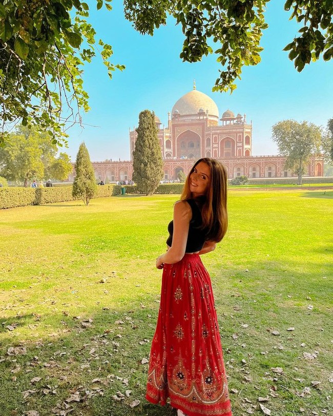 Ia sudah pernah berpetualang ke berbagai destinasi mulai dari Prancis, Spanyol, India, Kroasia, Gurun Sahara sampai Terusan Suez. Foto: Instagram Sophia Celentano