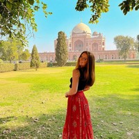 Ia sudah pernah berpetualang ke berbagai destinasi mulai dari Prancis, Spanyol, India, Kroasia, Gurun Sahara sampai Terusan Suez. Foto: Instagram Sophia Celentano
