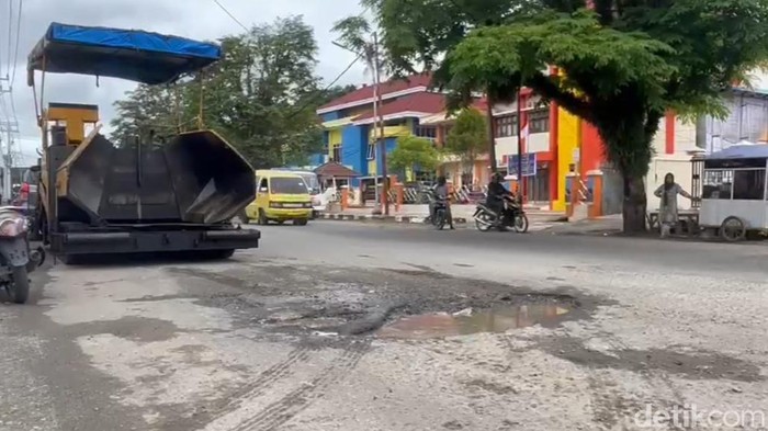 Warga di Kota Sorong, Papua Barat Daya mengeluhkan kondisi jalan rusak yang rawan memicu terjadinya kecelakaan.
