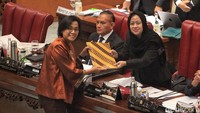Menteri Keuangan Sri Mulyani menyerahkan dokumen pandangan pemerintah terkait pelaksanaan APBN 2022 kepada Ketua DPR Puan Maharani saat Rapat Paripurna ke-29 Masa Persidangan V Tahun Sidang 2022-2023 di Kompleks Parlemen, Senayan, Jakarta, Selasa (11/7/2023).