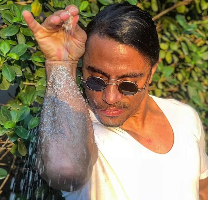 Di Restoran Salt Bae Kini Ada Steak dan Burger Harga Terjangkau