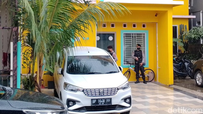 Suasana penggeledahan oleh KPK di komplek Perumahan Jodoh Permai.(Alamudin Hamapu/detikSumut)