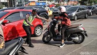 Polisi berusaha menghentikan pemotor untuk diperiksa.  