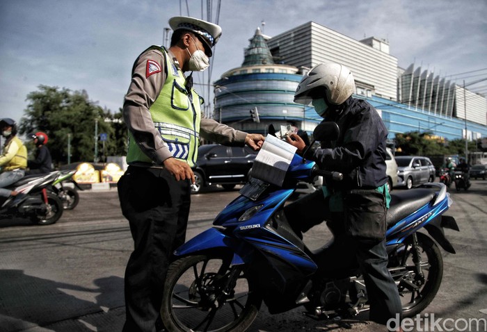 Polisi gelar Operasi Patuh Jaya di Jalan Raya Mangga Dua, Jakarta Utara, Selasa (11/7/2023). Sejumlah pengendara ditilang.