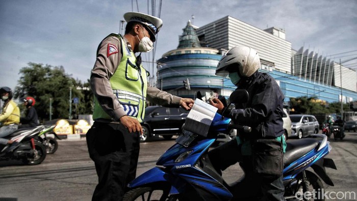 Polisi gelar Operasi Patuh Jaya di Jalan Raya Mangga Dua, Jakarta Utara, Selasa (11/7/2023). Sejumlah pengendara ditilang.