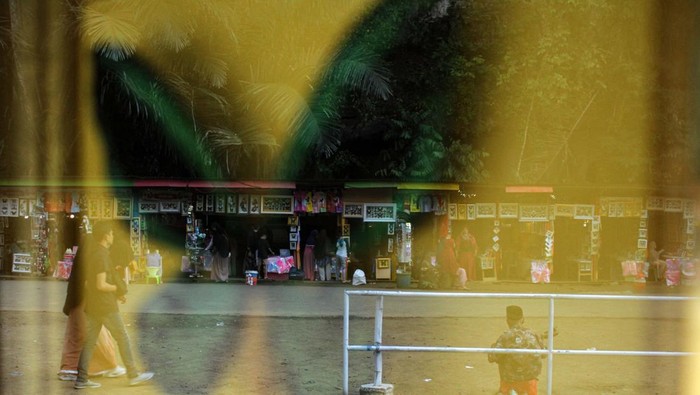 Taman Bumi Global UNESCO pertama di Sulawesi Pengunjung membeli oleh-oleh di pusat penjualan oleh-oleh Taman Wisata Alam Bantimurung, Kabupaten Maros, Sulawesi Selatan. ANTARA FOTO/Arnas Padda