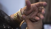 Mulai gelang emas atau gelang krincing warna emas hingga cincin besar yang selalu menghiasi jari-jemari dan leher mereka.