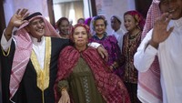 Mereka memang mempersiapkannya sejak dari Tanah Air. Jemaah wanita membawa jubah mewah dan kain menarik karena corak serta warnanya yang mencolok. Jemaah haji pria pun tak mau kalah. Mereka memakai gamis panjang (thawb) dan penutup kepala (kheffiyeh) layaknya pria Arab berpakaian.