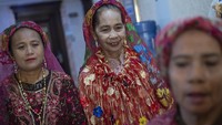 Penampilan glamor jemaah haji asal Bugis saat tiba di Tanah Air itu sudah menjadi tradisi turun-temurun. Mereka berpakaian glamor bukan untuk pamer. Mereka memakai baju mewah sebagai simbol memuliakan haji karena tidak semua orang, khususnya dari Bugis, dapat pergi ke Tanah Suci.