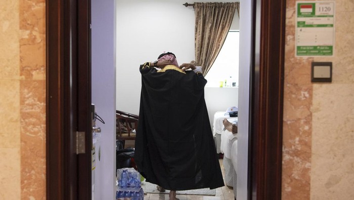 Andi Supardi, haji asal Sidrap mengenakan baju gamis ala orang arab jelang kepulangan di Mekah, Arab Saudi.