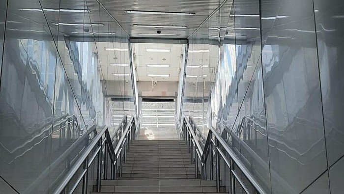 Tangga di area integrasi Halte dan Stasiun MRT Bundaran HI