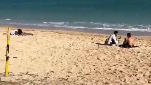 Tangkapan layar kakek-kakek rakam bule saat berjemur di Pantai Kuta Mandalika, Lombok.