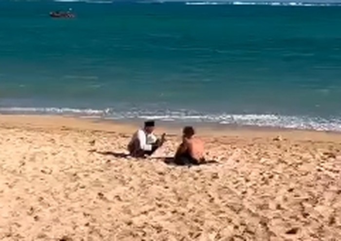 Tangkapan layar kakek merekam payudara bule berbikini saat berjemur di Pantai Kuta Mandalika, Lombok Tengah, Nusa Tenggara Barat (NTB), Senin (10/7/23) sekitar jam 15.00 Wita.