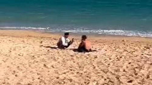 Tangkapan layar kakek merekam payudara bule berbikini saat berjemur di Pantai Kuta Mandalika, Lombok Tengah, Nusa Tenggara Barat (NTB), Senin (10/7/23) sekitar jam 15.00 Wita.