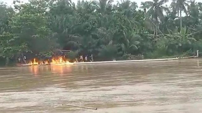 Tangkapan layar kapal dibakar saat kericuhan event pacu jalur di Inhu, Riau