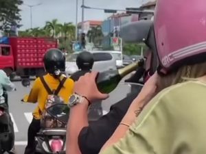 Viral Sepasang WNA Tenggak Miras Saat Naik Motor, Polda Bali Turun Tangan