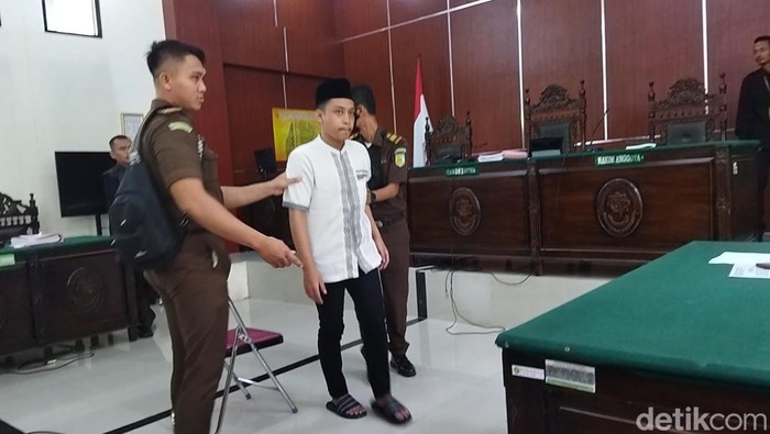 Terdakwa kasus revenge porn, Alwi Husein Maolana. (Aris Rivaldo/detikcom)