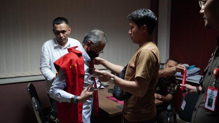Tjahyono Imawan, tersangka kasus dugaan akuisisi PT Bukit Asam saat ditahan Kejati Sumsel.