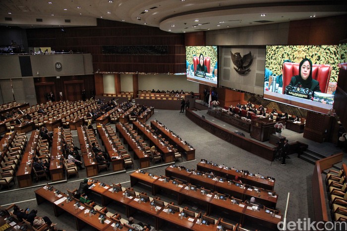 DPR mengesahkan RUU Kesehatan menjadi UU. Mayoritas fraksi di DPR menyetujui pengesahan RUU Kesehatan, kecuali PKS dan Partai Demokrat.