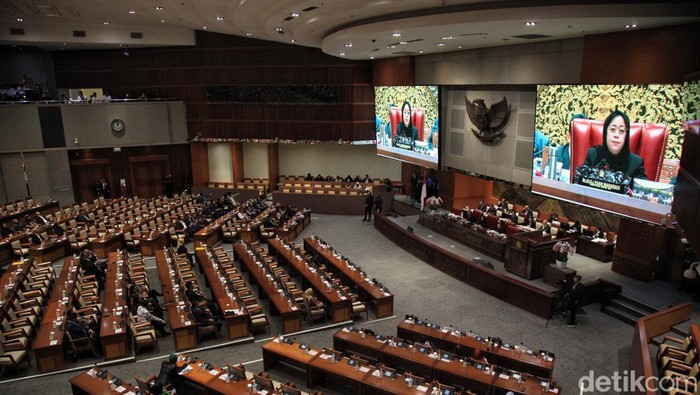 DPR mengesahkan RUU Kesehatan menjadi UU. Mayoritas fraksi di DPR menyetujui pengesahan RUU Kesehatan, kecuali PKS dan Partai Demokrat.