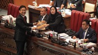 Rapat paripurna DPR RI akhirnya memutuskan mengesahkan Rancangan Undang-undang (RUU) Kesehatan menjadi undang-undang (UU) Kesehatan pada sidang paripurna DPR RI pada masa persidangan V Tahun sidang 2022-2023 pada Selasa (11/7). (Ari Saputra/detikcom)  