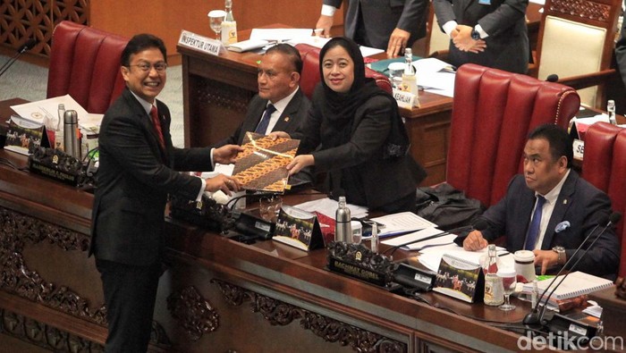DPR mengesahkan RUU Kesehatan menjadi UU. Mayoritas fraksi di DPR menyetujui pengesahan RUU Kesehatan, kecuali PKS dan Partai Demokrat.