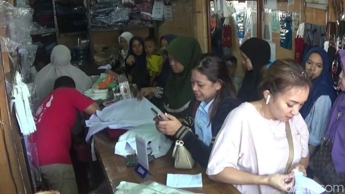 Toko Seragam Sekolah Di Buru Warga, Anak Di Bawa Agar Pas, Omset Naik 30 Persen