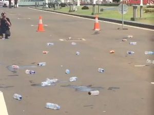 Tolak RUU Kesehatan, Massa Nakes Lempari Gedung DPR dengan Sampah