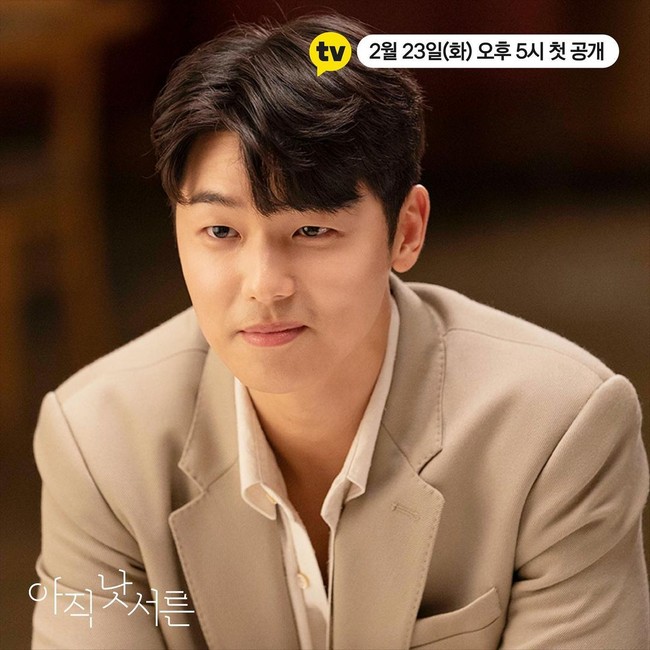 How To Be Thirty menandai comeback Kang Min Hyuk setelah menyelesaikan wajib militer. Drama romantis itu mengikuti kisah cintanya sebagai pria yang menginjak kepala tiga. Foto: Instagram