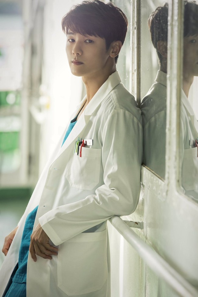Berbeda dengan peran sebelumnya. Kang Min Hyuk tampil sebagai karismatik sebagai seorang dokter relawan di Hospital Ship. Foto: Instagram