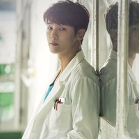 Berbeda dengan peran sebelumnya. Kang Min Hyuk tampil sebagai karismatik sebagai seorang dokter relawan di Hospital Ship. Foto: Instagram