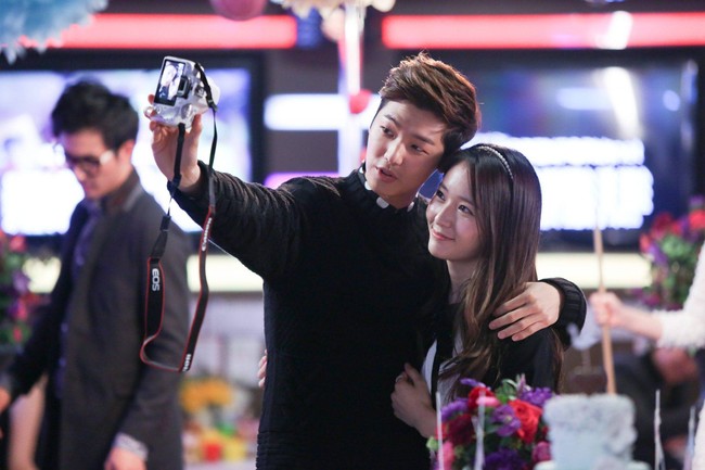 Dalam drama Korea The Heirs, Kang Min Hyuk dikisahkan sebagai ketua kelas yang ramah dan bersahabat dengan Park Shin Hye. Dia dipasangkan dengan Krystal Jung. Foto: Instagram