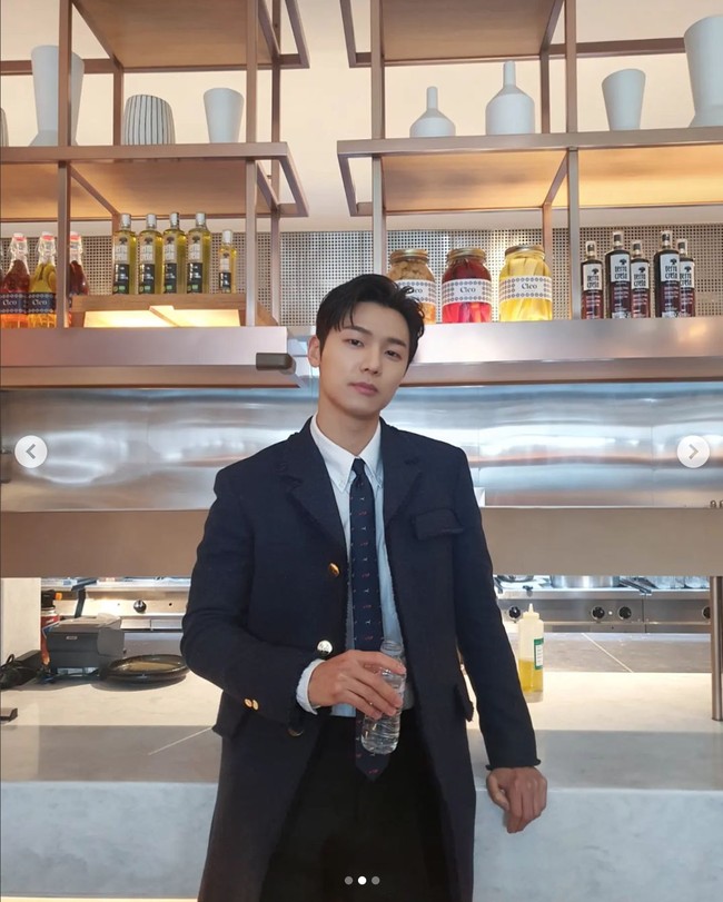 Kini Kang Min Hyuk menyita perhatian dengan penampilannya dalam drama Korea Netflix, Celebrity. Sang aktor terlihat dewasa dan karismatik sebagai CEO brand kosmetik terkenal. Foto: Instagram