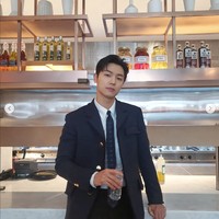 Kini Kang Min Hyuk menyita perhatian dengan penampilannya dalam drama Korea Netflix, Celebrity. Sang aktor terlihat dewasa dan karismatik sebagai CEO brand kosmetik terkenal. Foto: Instagram