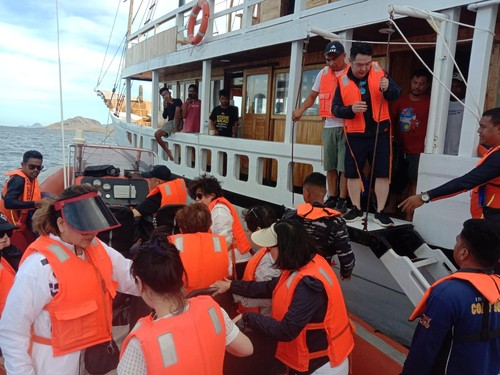Turis yang menumpang kapal Pinisi Pinisi Dragonet dievakuasi dari perairan Taman Nasional Komodo. Kapal itu mengalami patah kemudi dan terombang-ambing akibat gelombang tinggi. (Humas Basarnas Maumere)