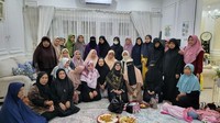 Terakhir ada momen Umi Pipik bersama dengan rekan pengajiannya. Setelah mengaji, mereka foto bersama dan menikmati waktu sambil ngemil kudapan.  Foto: Instagram @_ummi_pipik_