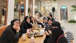 Keseruan Umi Pipik saat Kulineran Bareng Abidzar dan Adiba