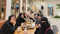 Ini adalah momen Umi Pipik bersama dengan teman-teman pengajiannya. Mereka kompak nongkrong seru di kafe kekinian dan memesan berbagai menu. Foto: Instagram @_ummi_pipik_